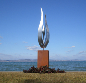Edelstahl SBig flame artwork on rusty column